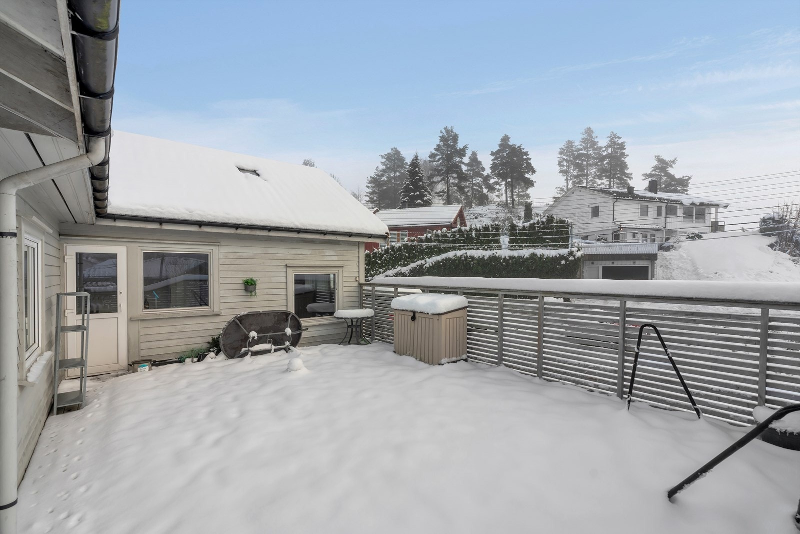 Verandaen ble bygget ny i 2020, samtidig med oppføring av en ny balkong, ny kjøkkendør og et nytt vindu, samt ny kledning på én vegg. Galleribilde