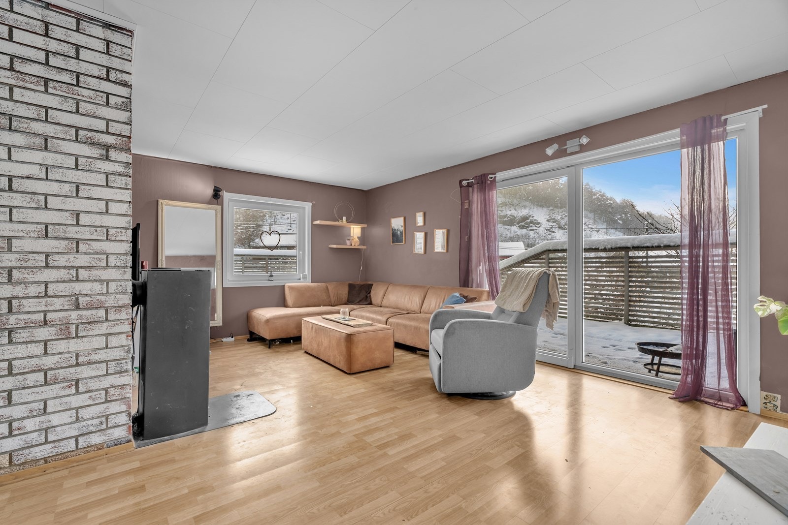 I tillegg er stuen utstyrt med en moderne vedovn fra 2021, som sørger for ekstra hygge og varme på kalde dager. Galleribilde