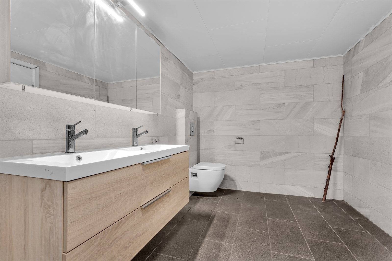 Badet i kjelleren ble oppgradert i 2017 og fremstår som meget romslig. Gulv og vegger er belagt med flotte fliser som gir et moderne og stilrent uttrykk. Galleribilde