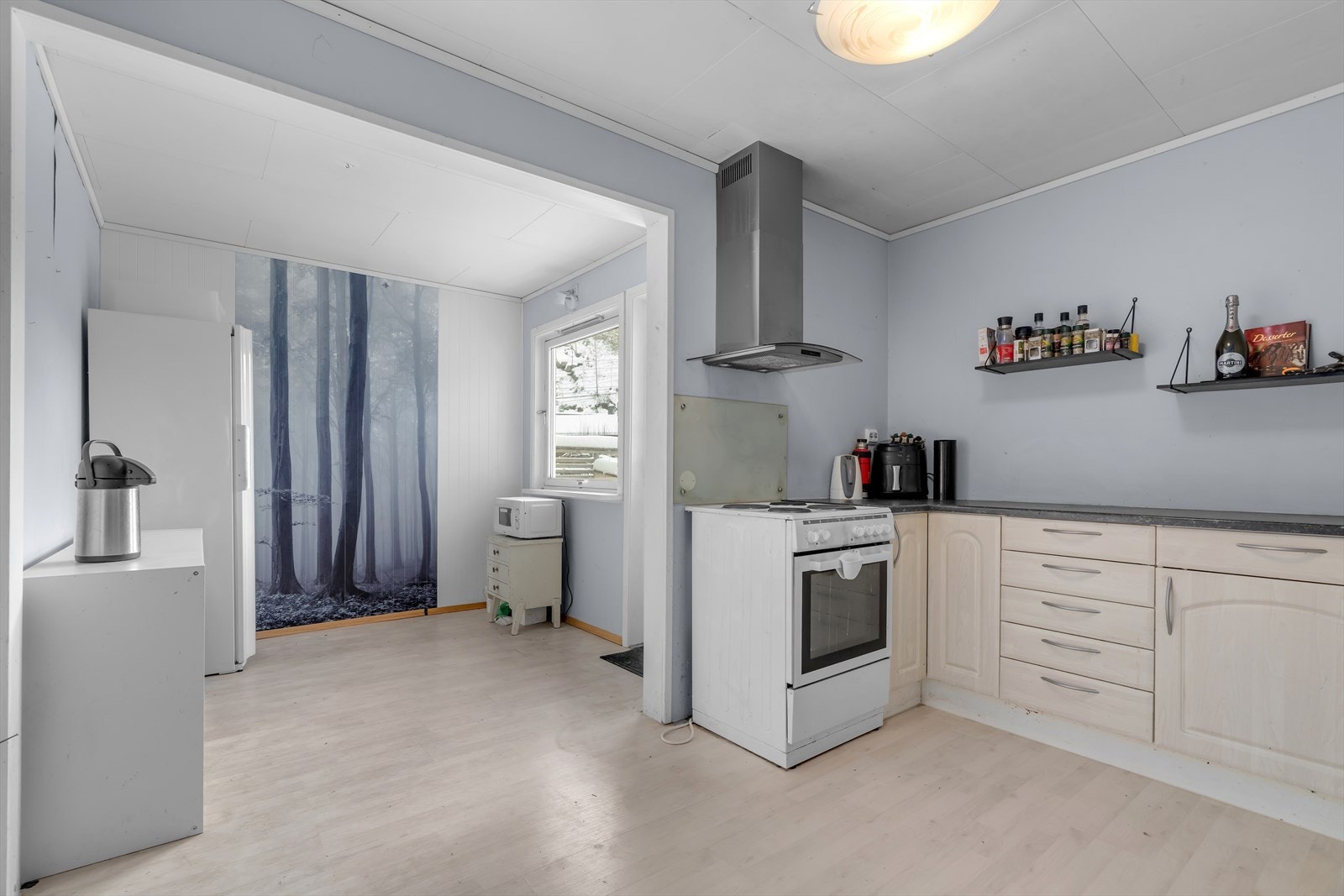 Kjøkkenet har rikelig med plass til et stort kjøkkenbord. Galleribilde