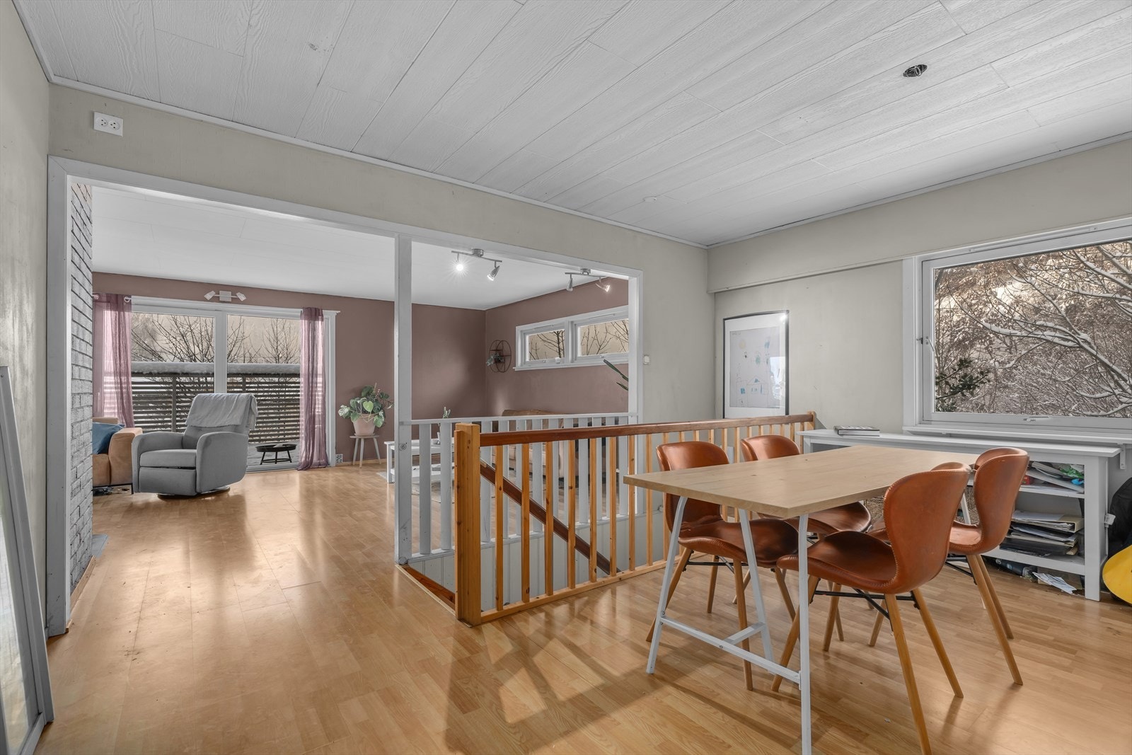 Boligen går over 2 plan og fremstår som innholdsrik. Galleribilde