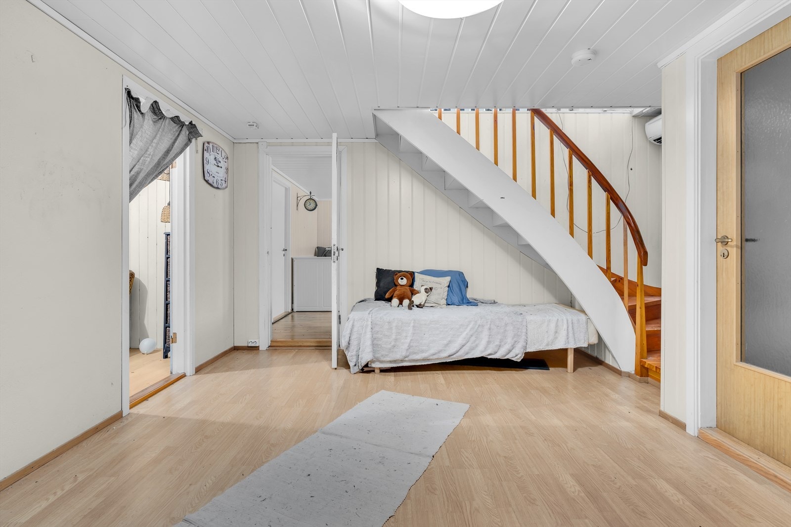 Trapperom i kjeller. Fra kjeller går det dør ut direkte til hageareal. Galleribilde