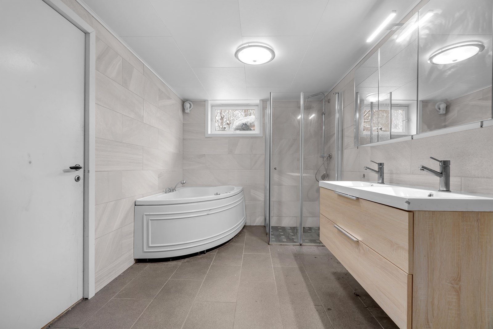 For ekstra komfort har gulvet varmekabler, som sikrer en behagelig temperatur året rundt. Galleribilde