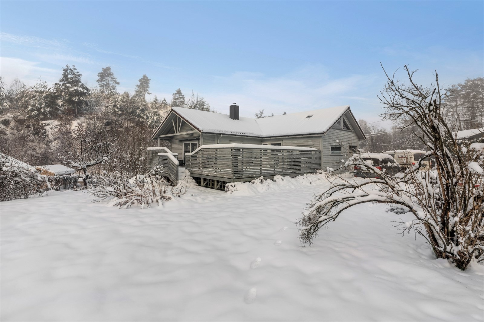 I tillegg er hagen vakkert opparbeidet på sommerstid med blomster, busker og ulike trær, noe som gir et frodig og idyllisk uteområde. Galleribilde