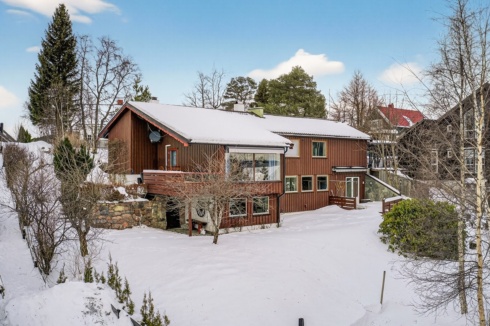 Fasadebilde som viser boligens plassering i et rolig og veletablert boligområde. Galleribilde