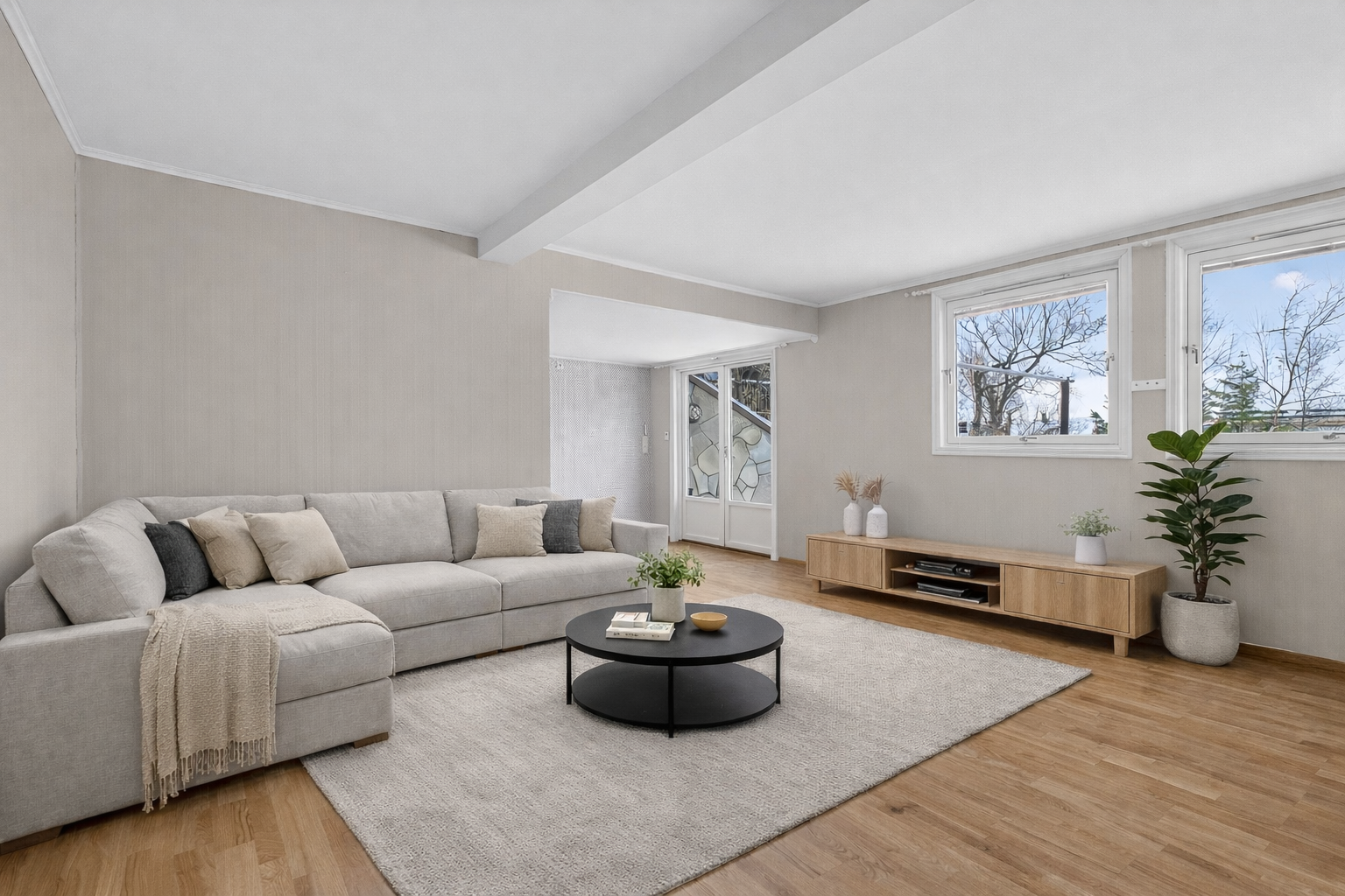 Velkommen til Arnebyvegen 16 - Heimdal Eiendomsmegling v/ Leo Olufsen presenterer en 103 m² horisontaldelt tomannsbolig med stort potensiale på Ugla. (Digitalt møblert) Galleribilde