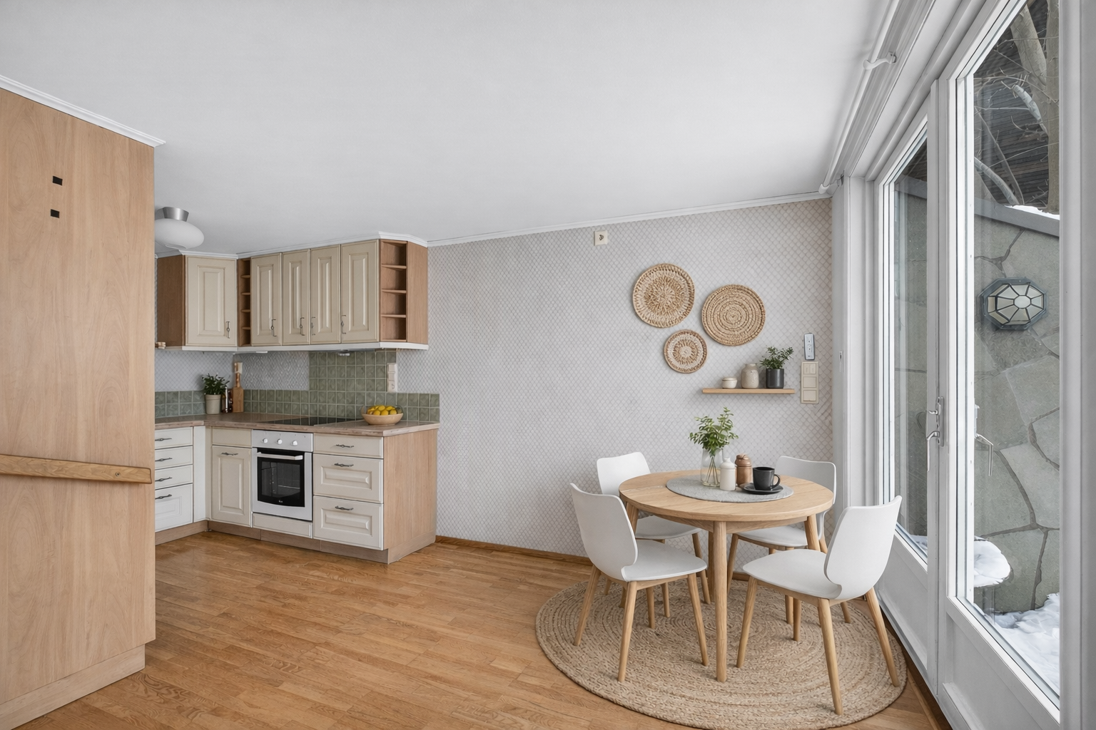 Kjøkkenet har en praktisk utforming som gir rom for både oppgradering og omdisponering. Her digitalt møblert med en spiseseksjon. Galleribilde