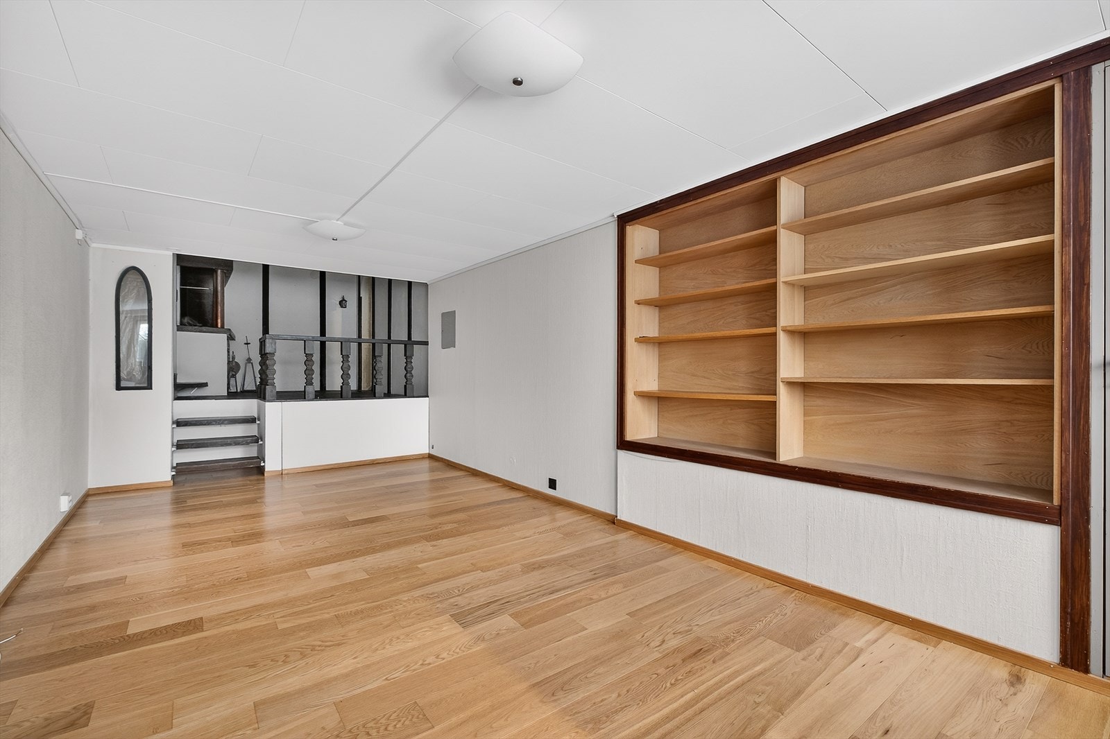 Stue 2 uten møbler, som viser rommets reelle størrelse og mange bruksmuligheter. Den uttrekkbare sengen er å finne under gelenderet. Galleribilde