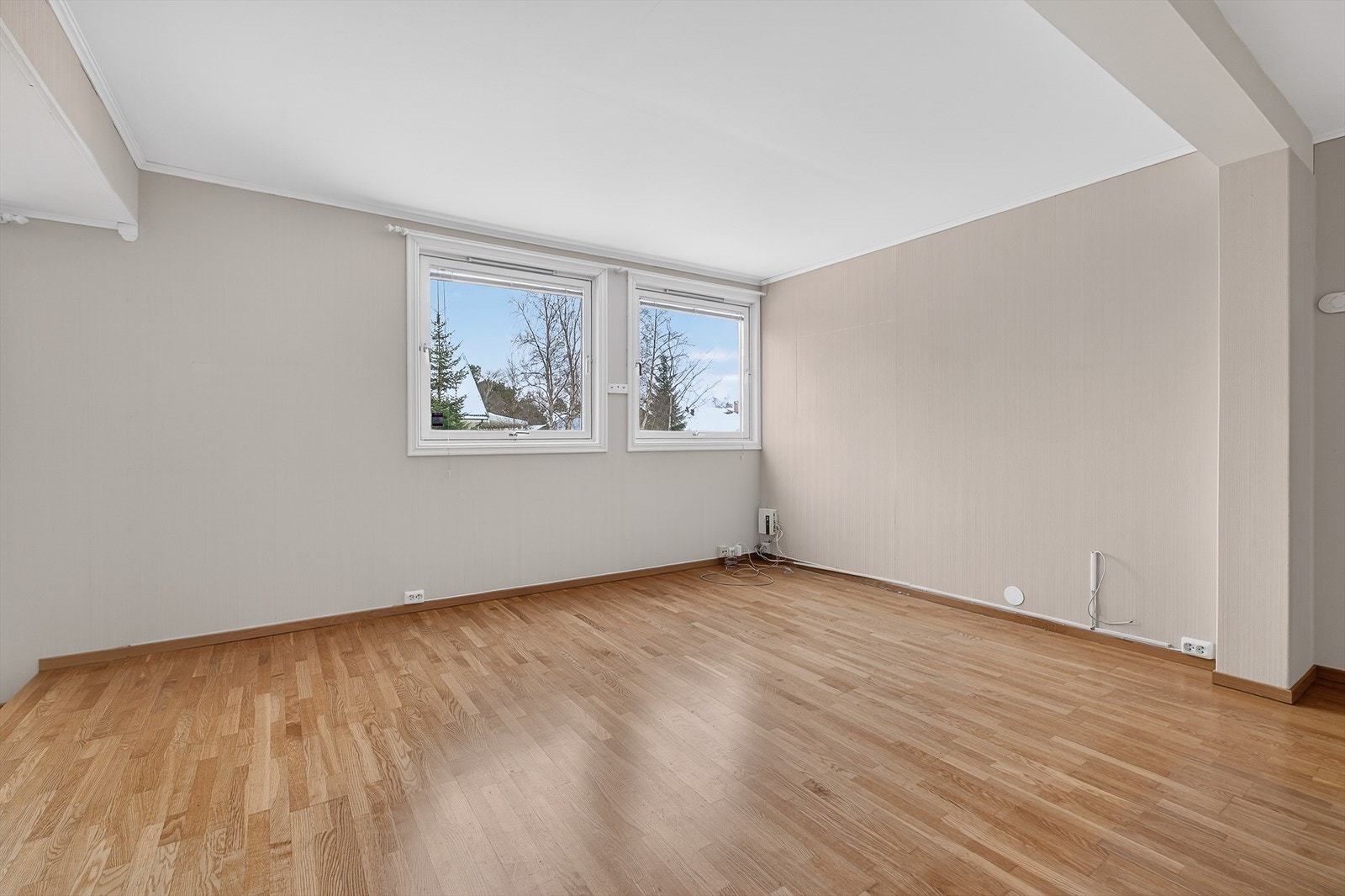 Romslig stue med stort potensial og ulike møbleringsmuligheter. Galleribilde