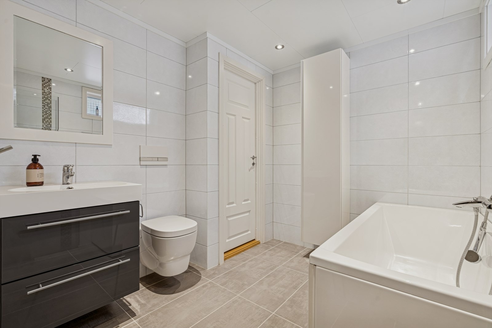 Fint bad i kjeller, pusset opp i 2015 Galleribilde