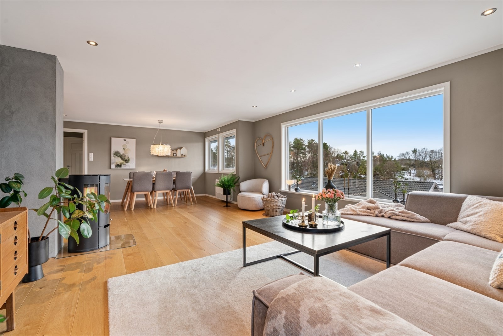 Store vindusflater som slipper inn rikelig med lys. Byttet i 2020 Galleribilde