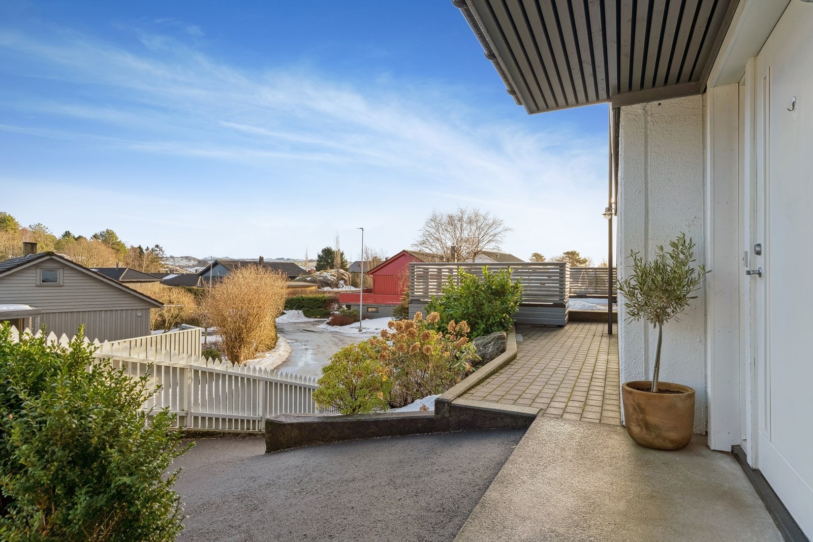 Det er varmekabler i bakken i den lille bakken opp til boligen. Galleribilde