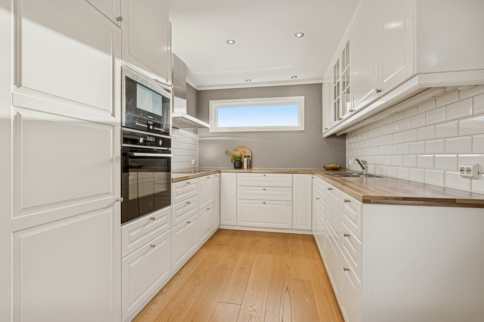 Her har du godt med skap og benkeplass! Galleribilde