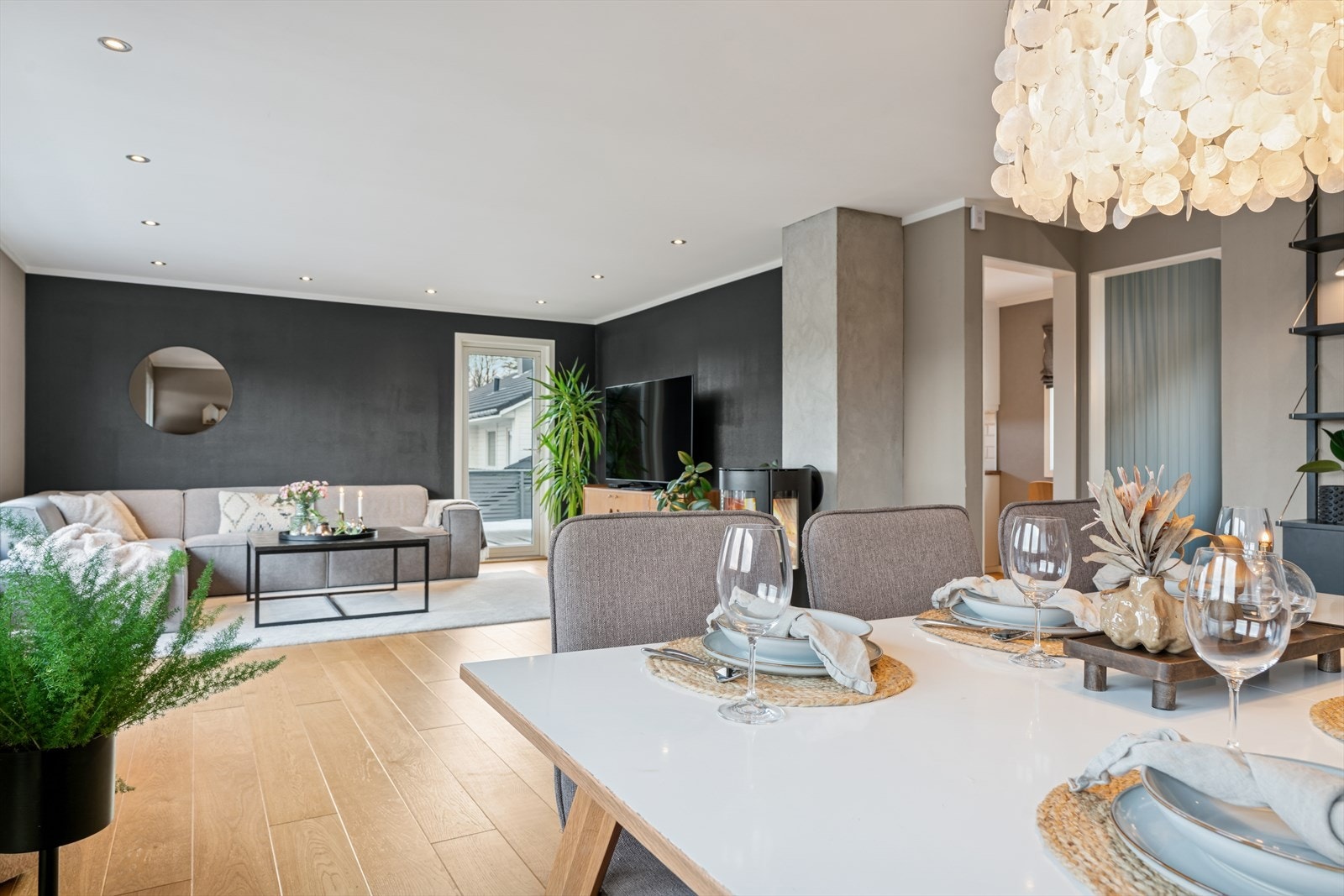 Velkommen opp til stor og innbydende stue Galleribilde