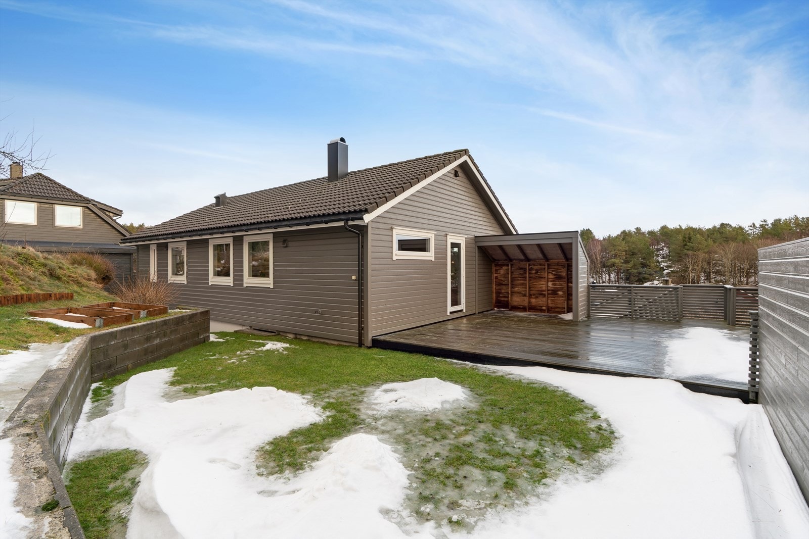 Skjermet terrasse og hage rett utenfor stuen Galleribilde