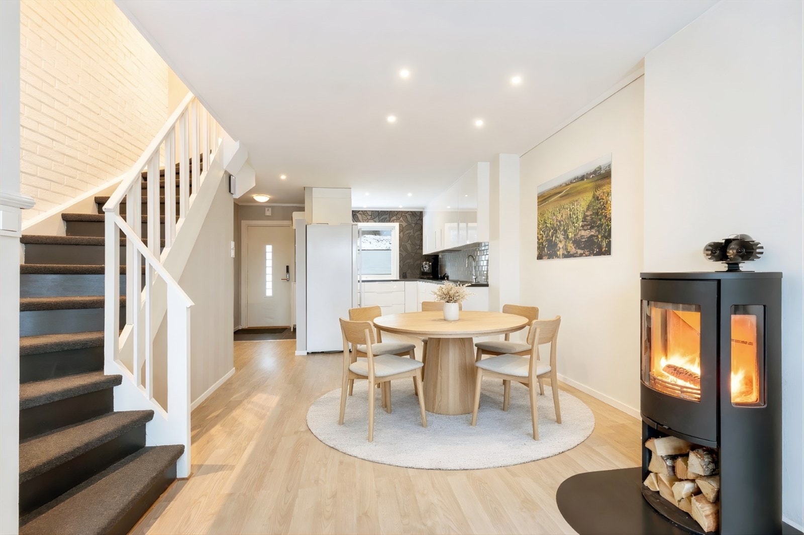 Leiligheten har en praktisk og fin åpen stue/kjøkkenløsning Galleribilde