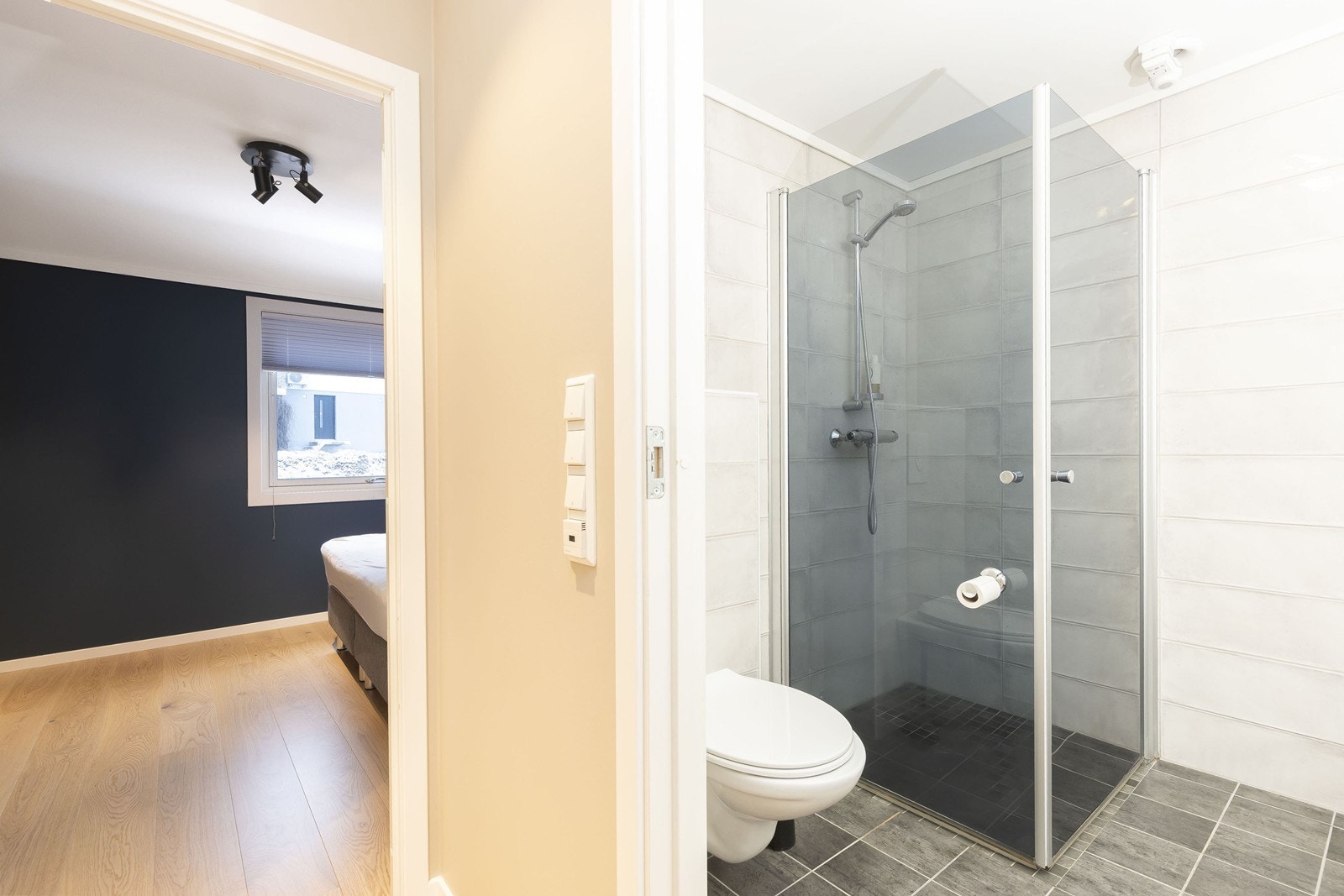 Bad og hovedsoverom i 2.etasje Galleribilde