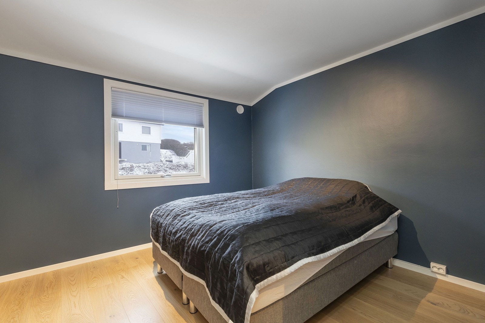 Romslig hovedsoverom i 2.etasje Galleribilde