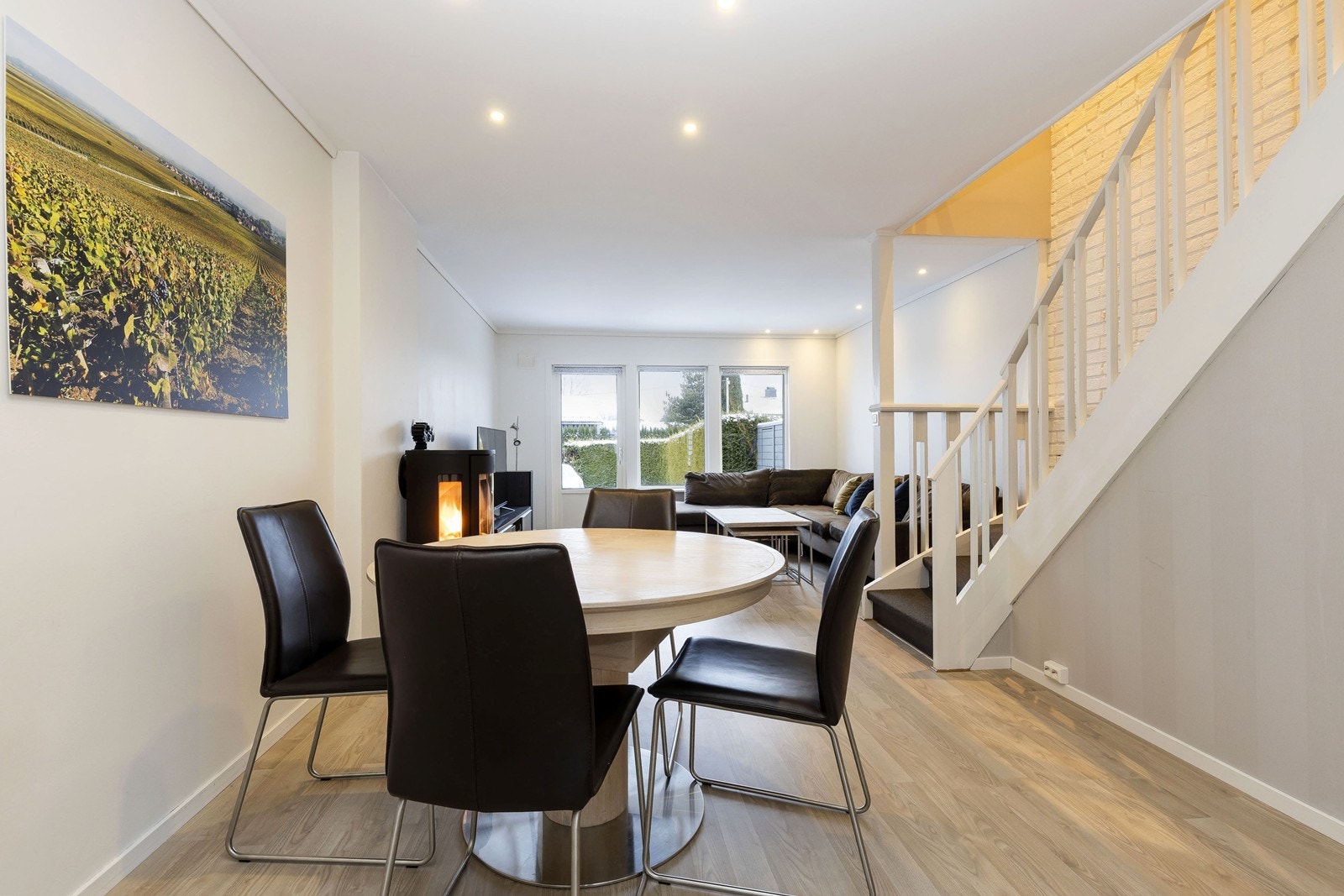 Lyse og fine overflater i stue Galleribilde