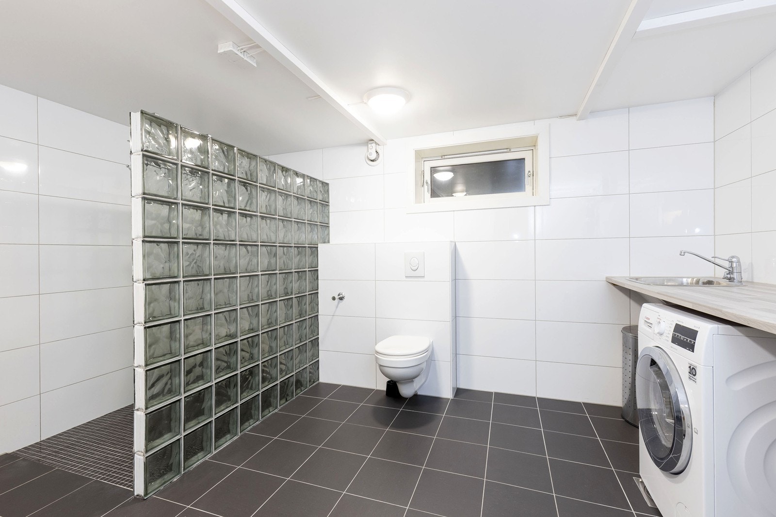 Opplegg til vaskemaskin, dusjhjørne, vv-tank, toalett og utslagsvask Galleribilde