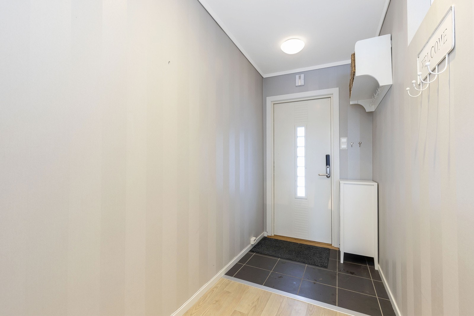 Entré med flis på gulv Galleribilde