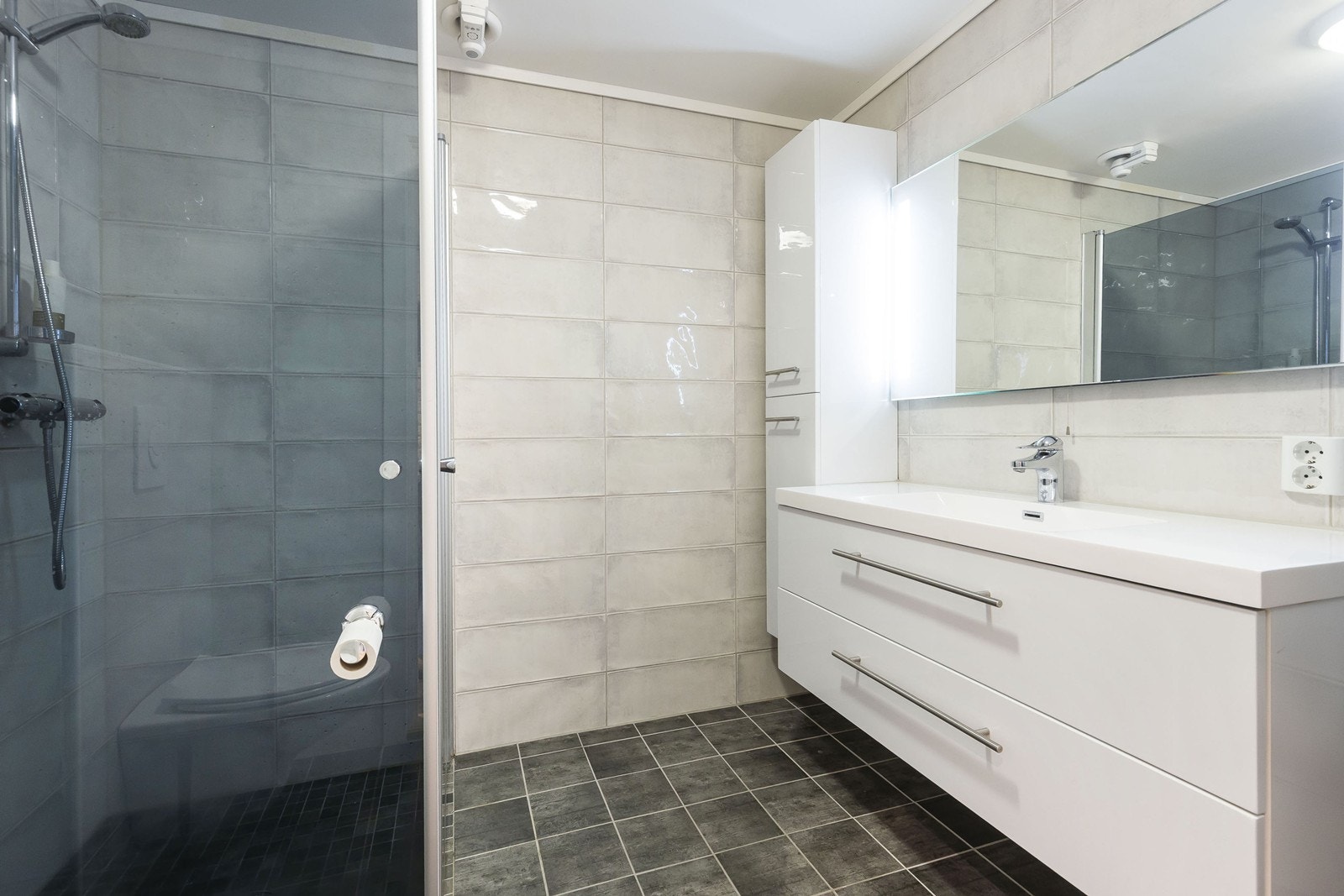 Flislagt bad med varme i gulv. Pusset opp i 2015 Galleribilde