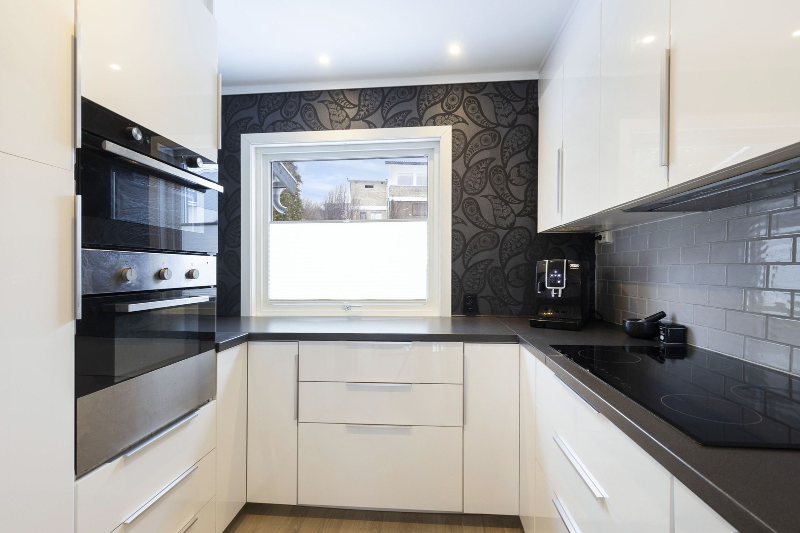 Innredningen har godt med skuffer og skap Galleribilde