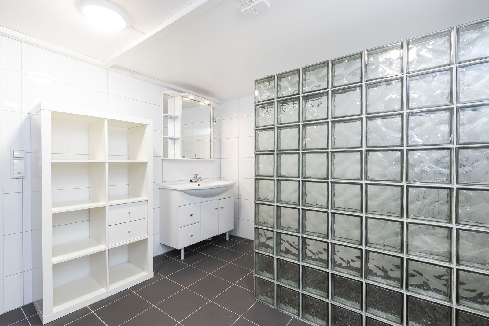 Bad/vaskerom i kjelleeetasje. Pusset opp i 2015 Galleribilde