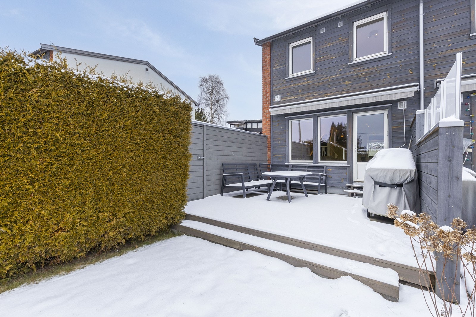 Solrik og koselig terrasse med plass til utemøbler Galleribilde