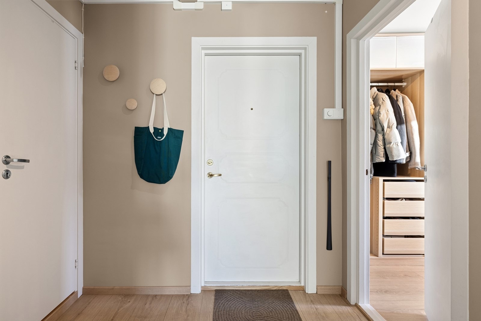 God plass til å henge fra seg ytterklær! Galleribilde