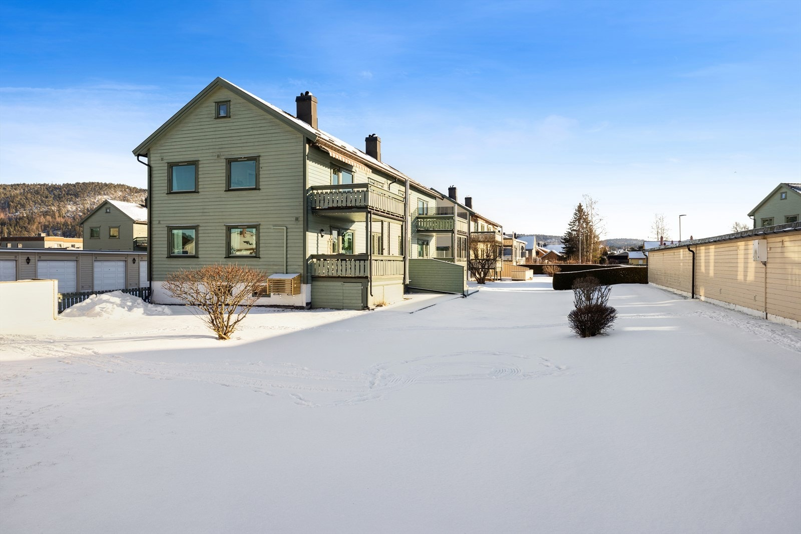 Her får du en delikat og moderne 4-roms leilighet, smakfullt oppgradert innvendig i 2022. Boligen ligger i et barnevennlig område med flott solforhold, og byr på en gjennomført, behagelig atmosfære fra første stund. Galleribilde