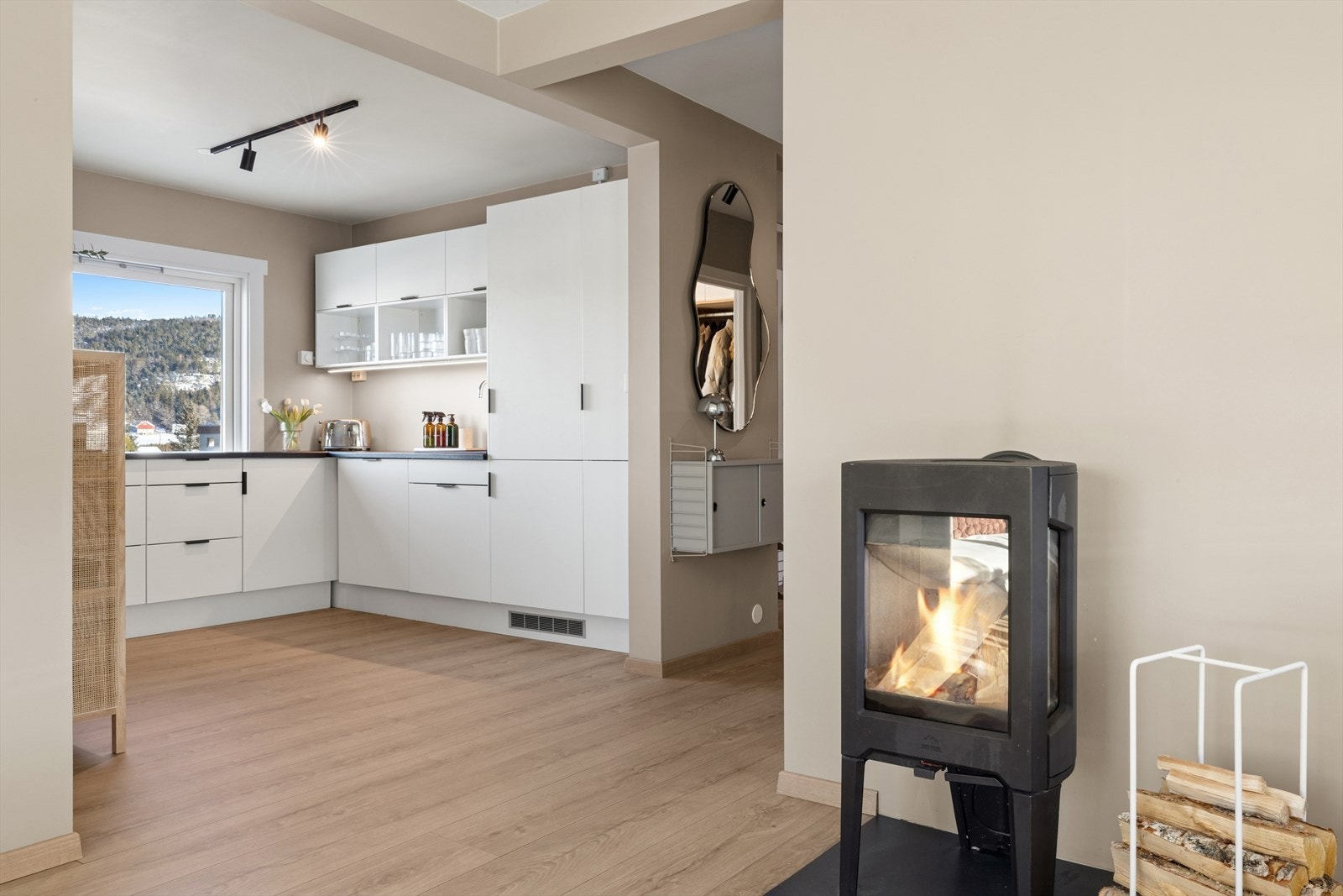 Stuen og kjøkkenet er innredet med moderne farger som skaper en innbydende og harmonisk atmosfære. Galleribilde