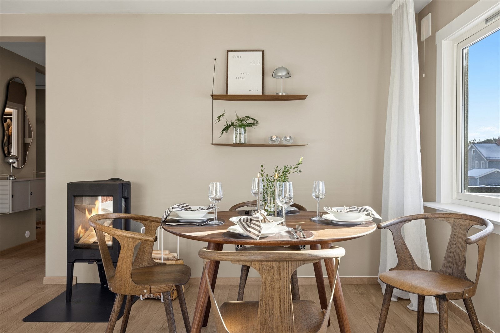 Peisovn. Koselig spiseplass, her inviteres det til en rolig kopp med morgenkaffe - Eller en rask matbit til folk på farten. Galleribilde