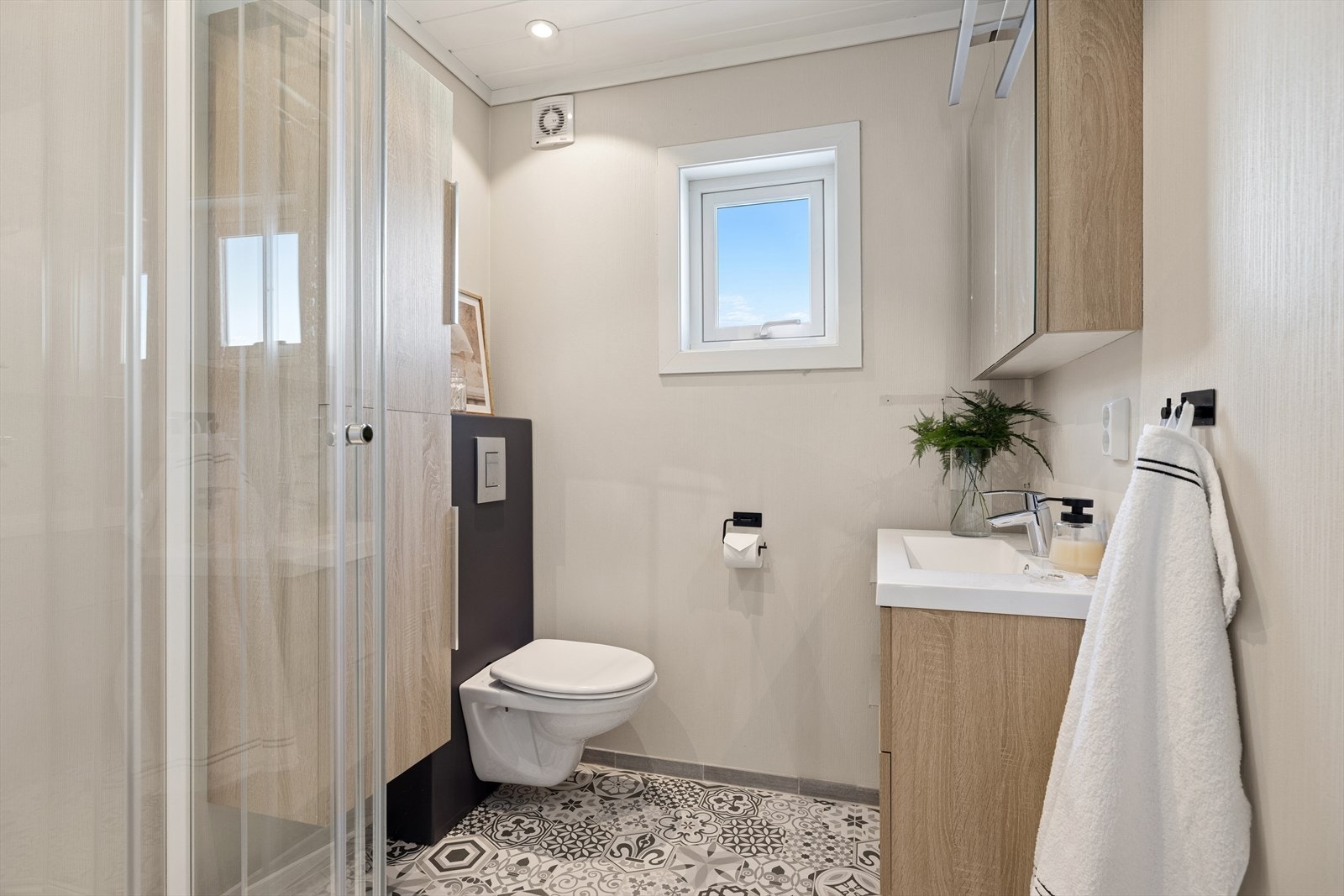 Innbydende bad (2018 - utført i regi av borettslaget) med fliser på gulv og malt strie på vegger. Varme i gulv. Rommet har innredet med servantskap, wc og dusjkabinett. Mekanisk ventilert. Galleribilde