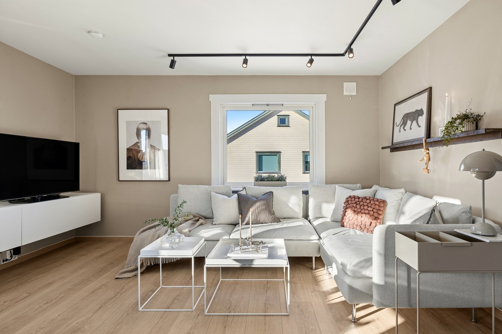 Fin og romslig stue med store vindusflater som gir godt med lysinnslipp. Galleribilde