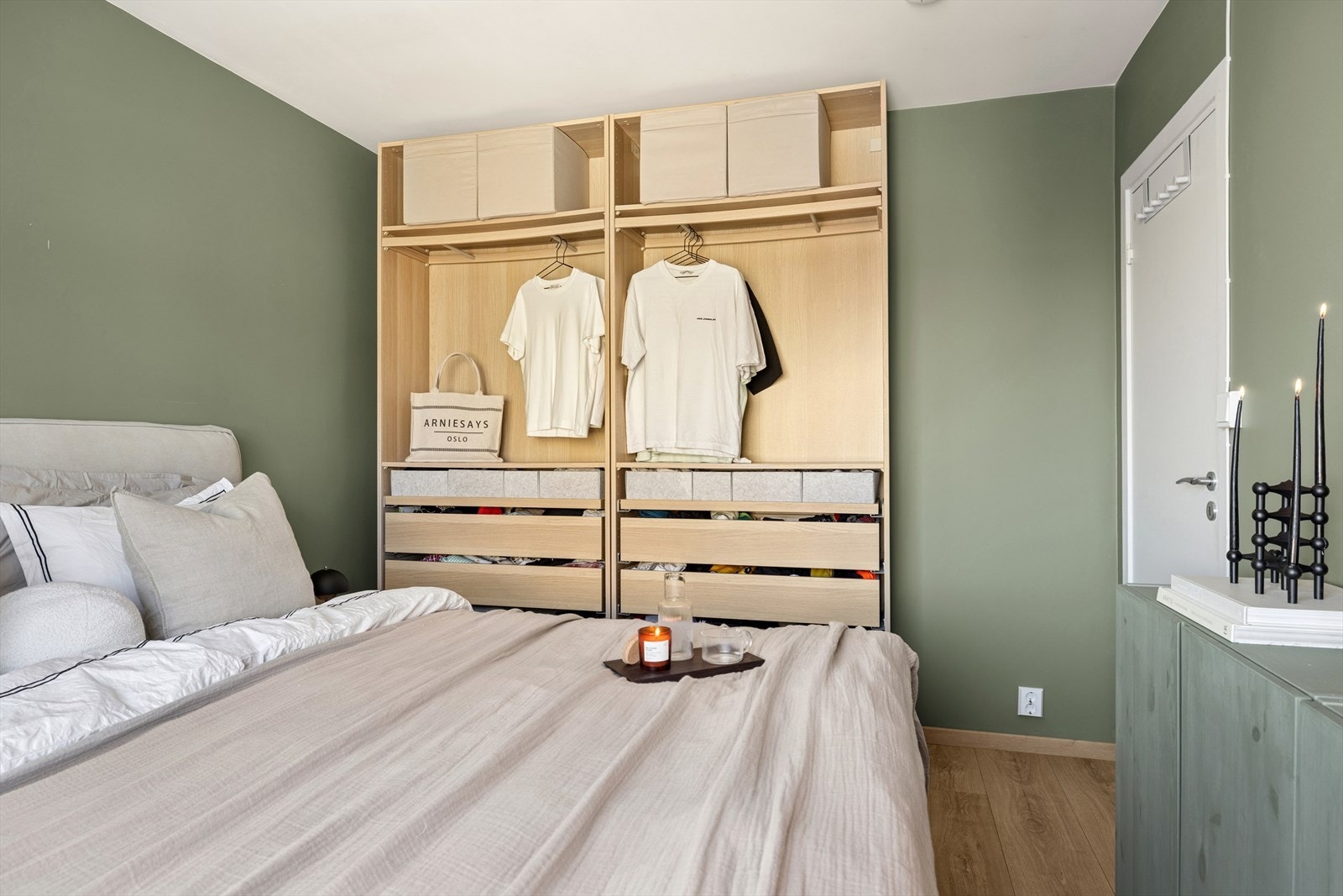 Smart garderobeløsning. Herlig fargevalg på veggene. Galleribilde