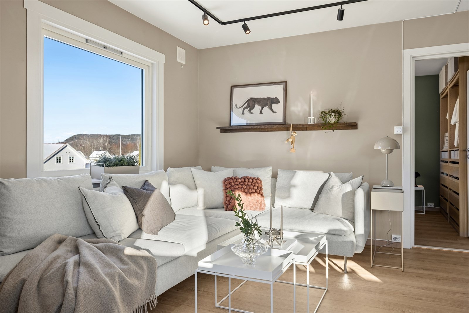 God plass til sofagruppe og tv-møblement. Et rom for avkobling og hygge! Galleribilde