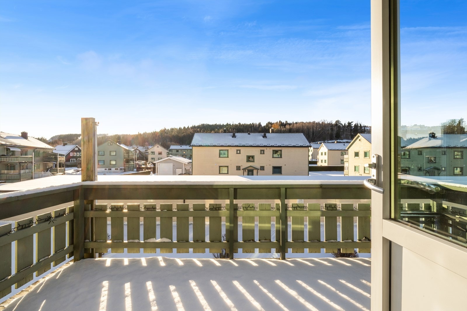 Fra stuen er det utgang til lun og solrik balkong - Her nytes herlige dager. Utsikt over omgivelsene. Galleribilde