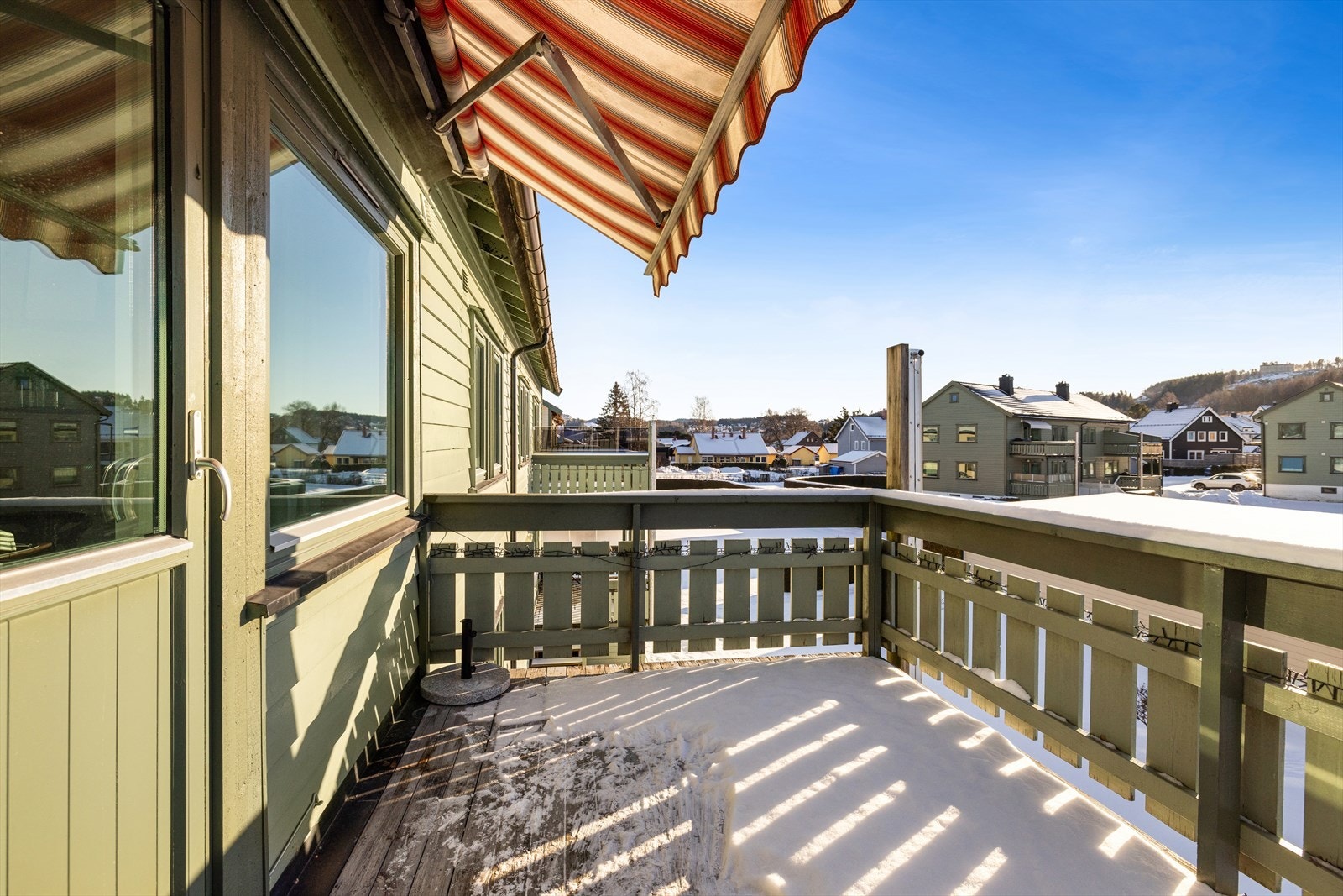 Balkongen har markise for varme dager. Galleribilde