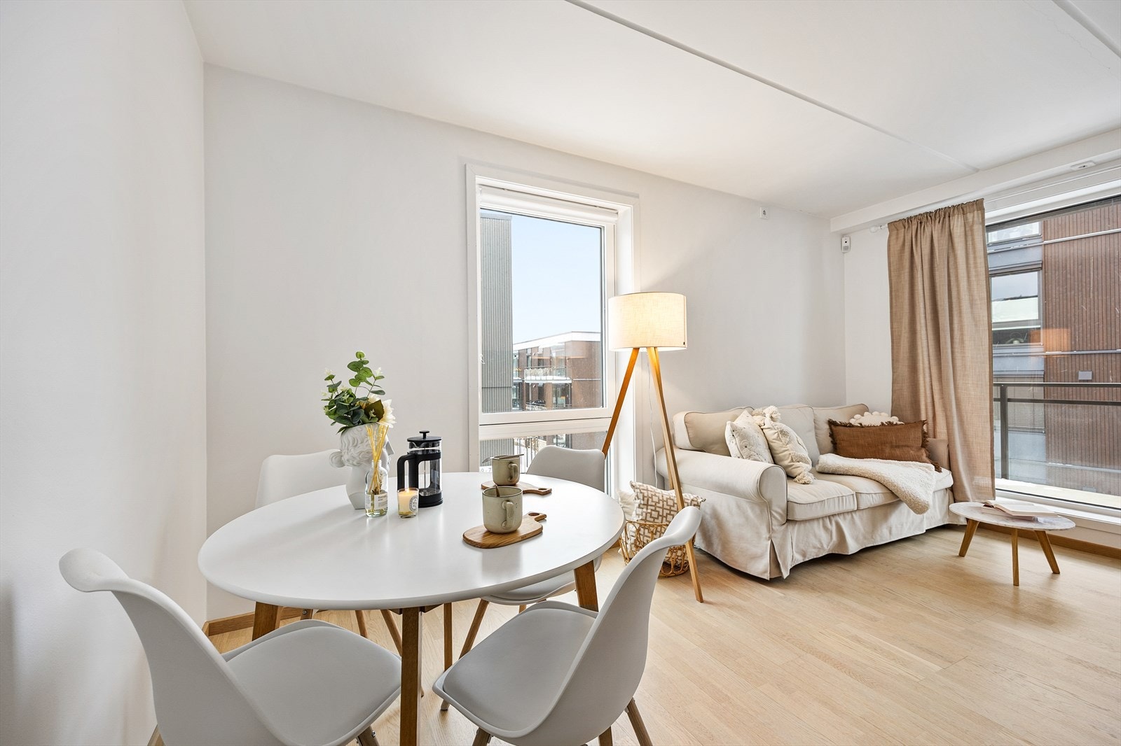 Det er fin plass til flere sittegrupper i stuesonen. Galleribilde