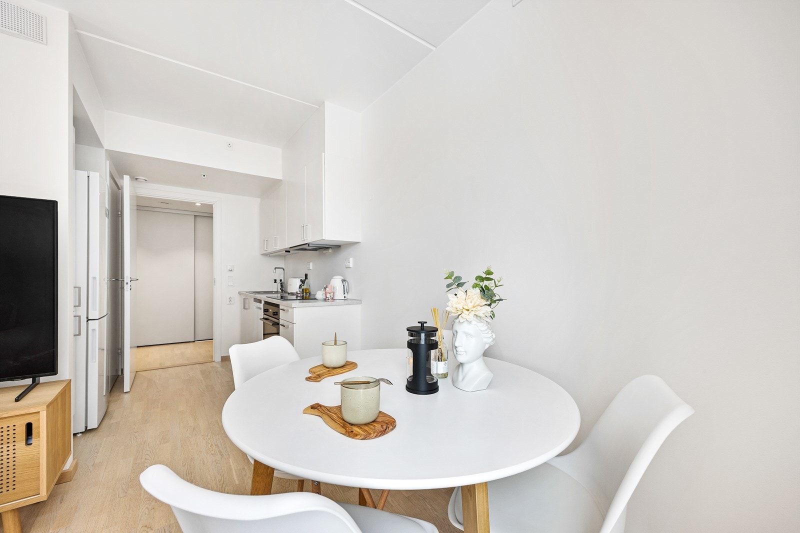 Nærmest kjøkkensonen passer det godt med spisebordsmøblement. Galleribilde