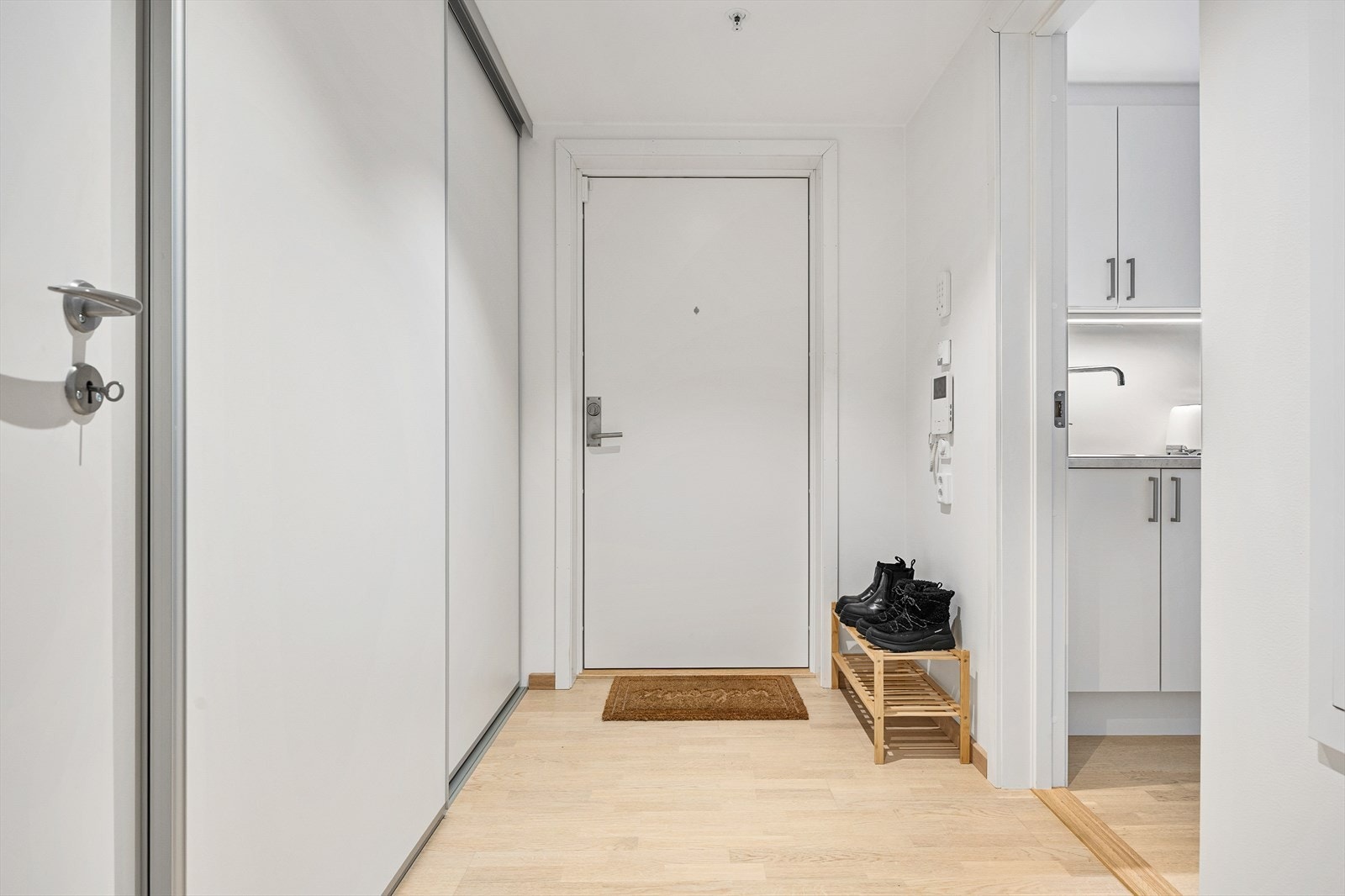 Standarden i leiligheten er moderne, der vannbåren gulvvarme sørger for energiklasse grønn. Galleribilde