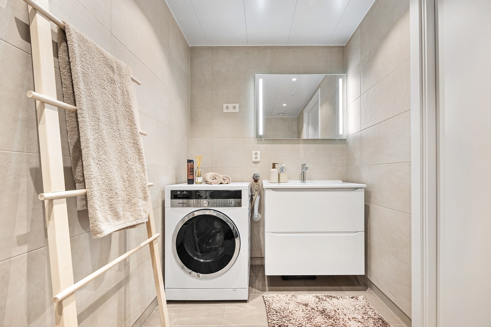 Innredningen har heldekkende servant over skuffeseksjon og speil med integrert belysning. Galleribilde