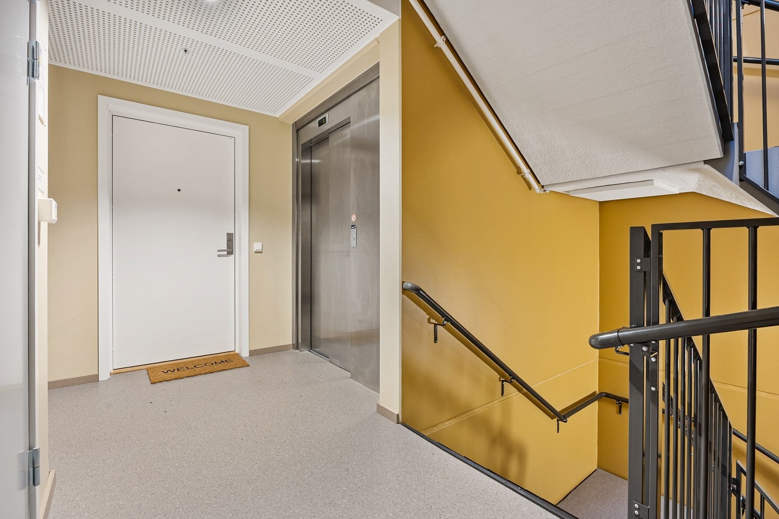 Her kan du velge mellom heis eller trapp opp til leiligheten. Galleribilde