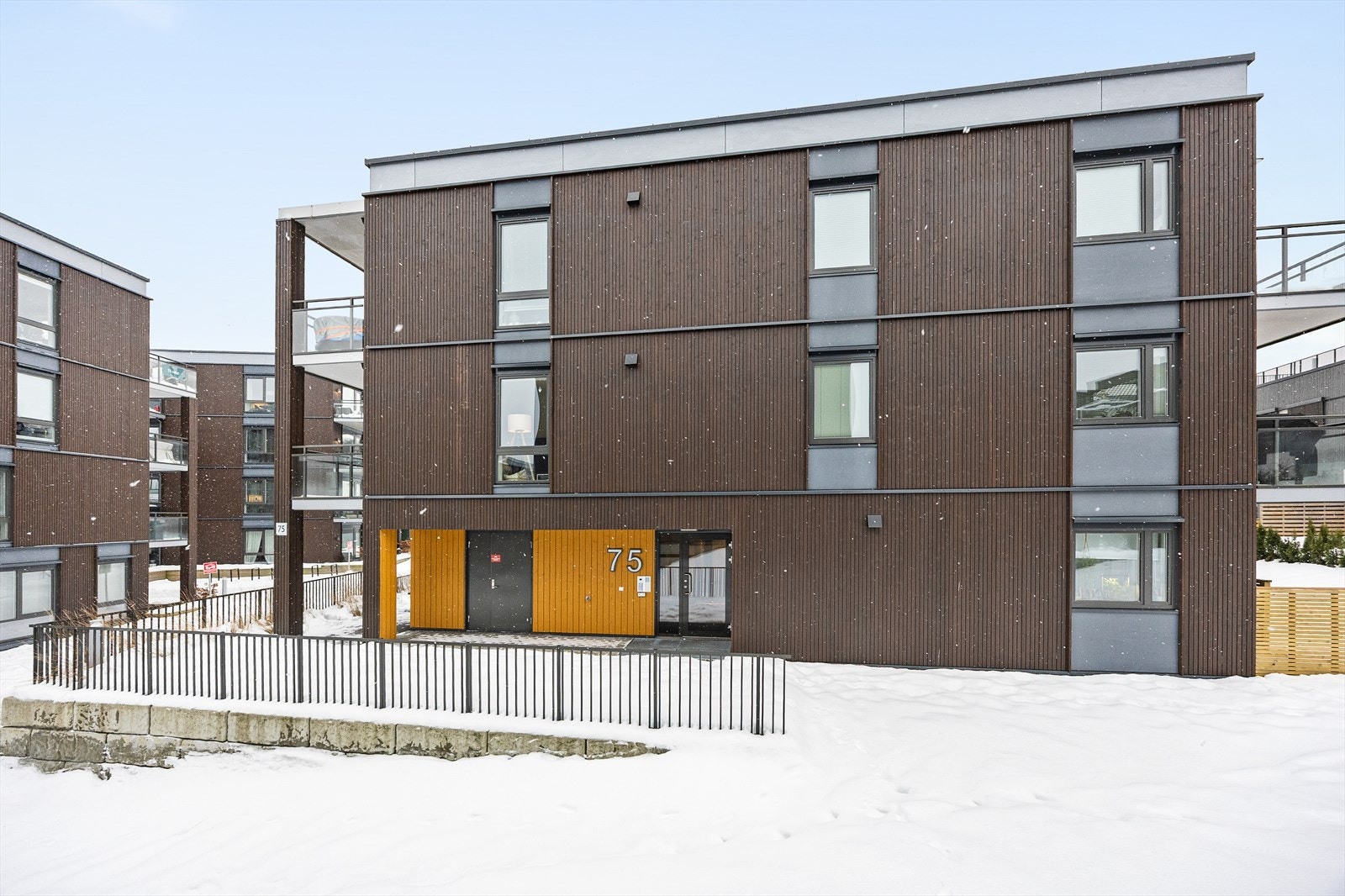 Beliggenheten er sentral, med kort vei til butikker, turveier og spisesteder. Galleribilde