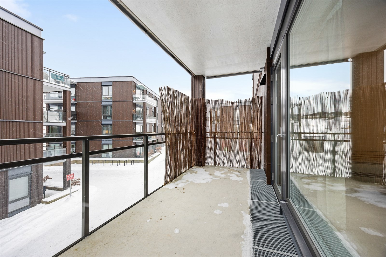 Fra stue/alkove er det utgang til denne sydøstvendte og overbygde balkongen på ca. 10 kvm. Galleribilde