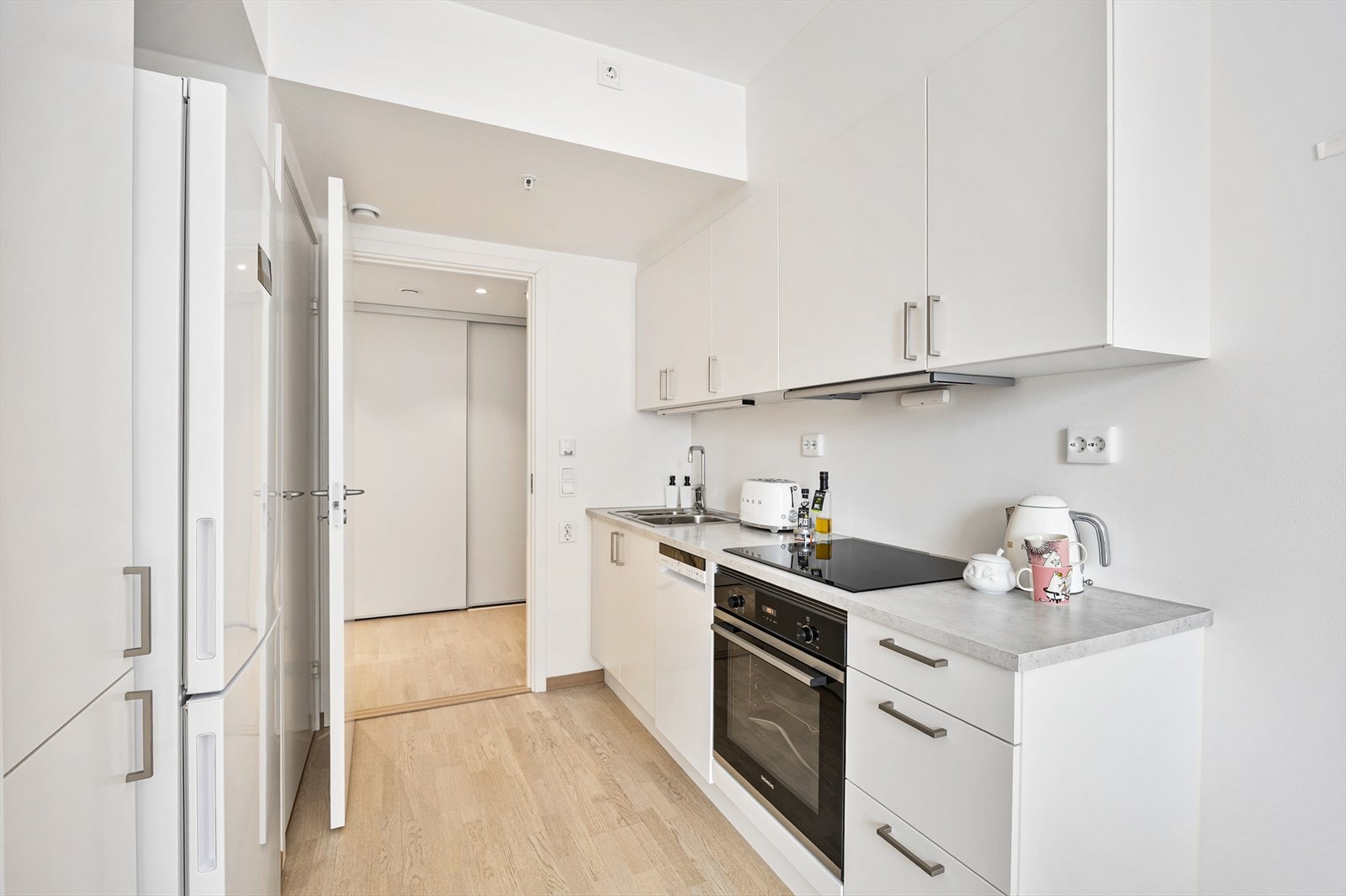 Kjøkkensonen har en smart løsning med oppbevaring på to vegger. Galleribilde