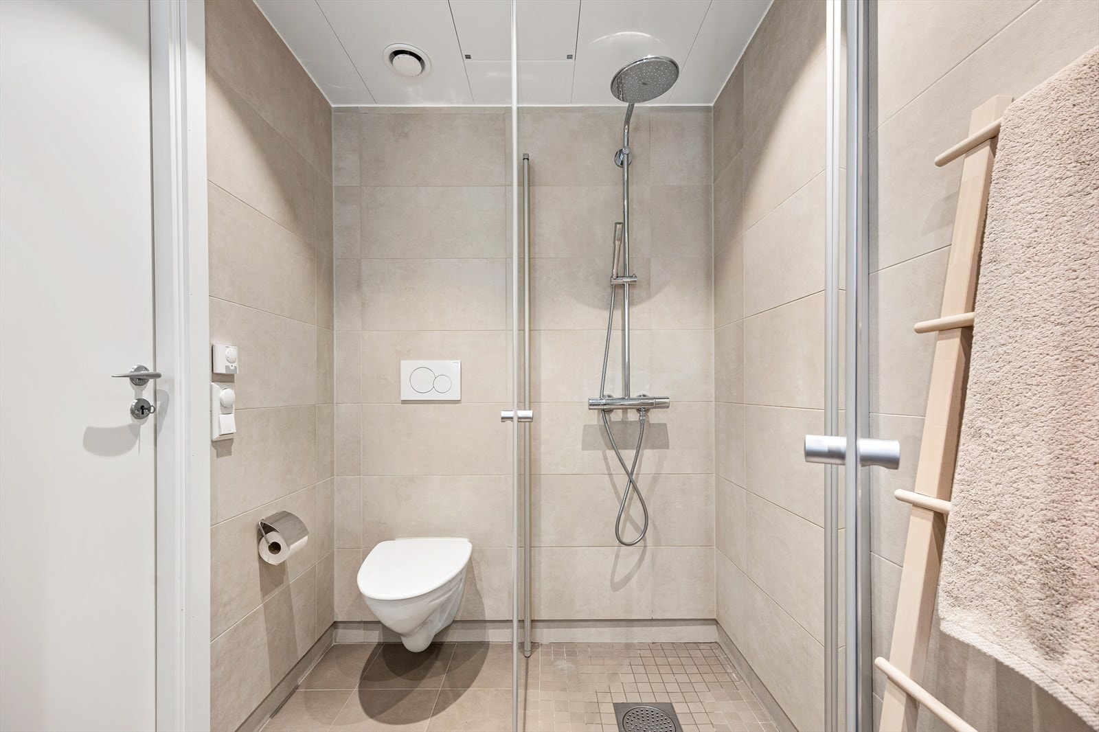 Videre har badet vegghengt toalett, dusjnisje med regnfallsdusj og innfellbare glassdører, lun gulvvarme og opplegg for vaskemaskin. Galleribilde