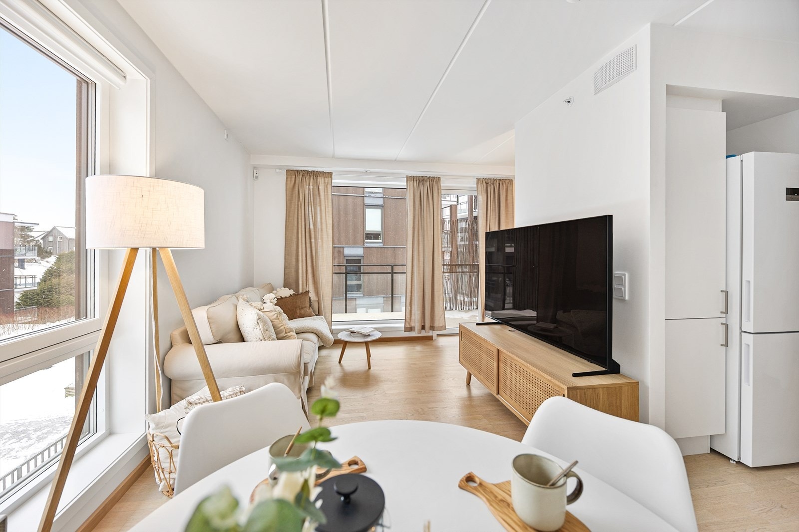 Allrommet har godt naturlig lysinnfall fra de store vindusflatene. Galleribilde