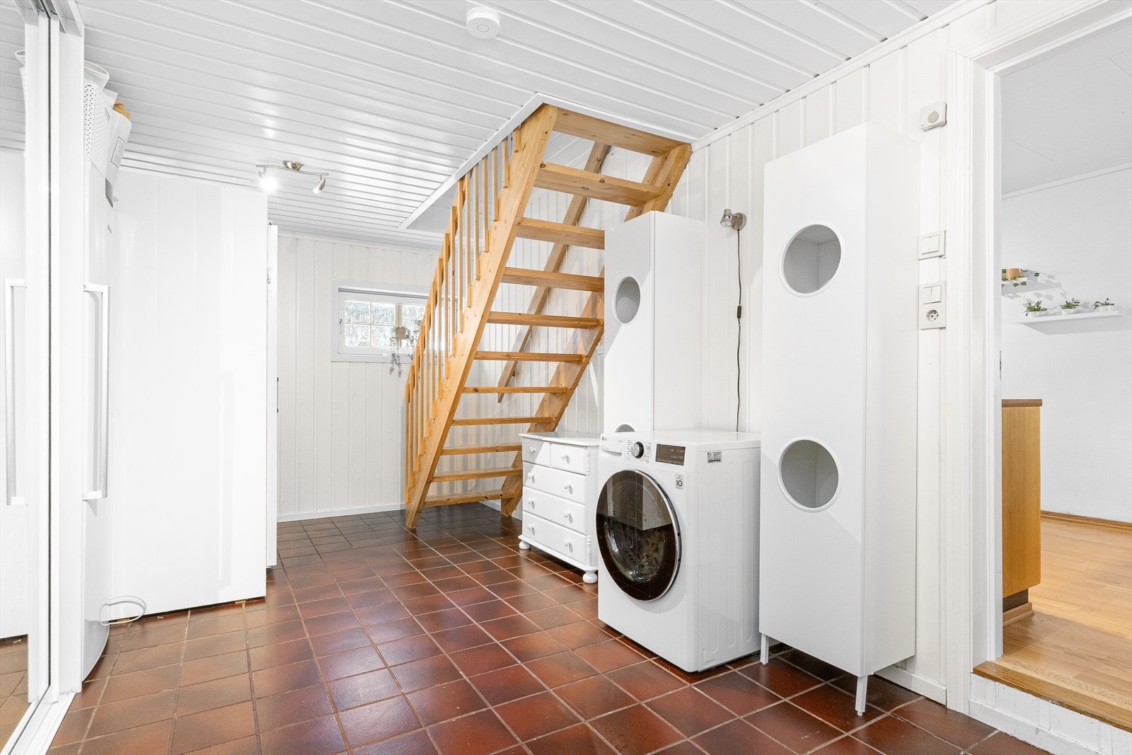 Gangen blir også en naturlig romdeler mellom det innredede oppholdsrommet over garasjen, og øvrige deler av huset. En skjermet avdeling for barna, om man ønsker det. Galleribilde